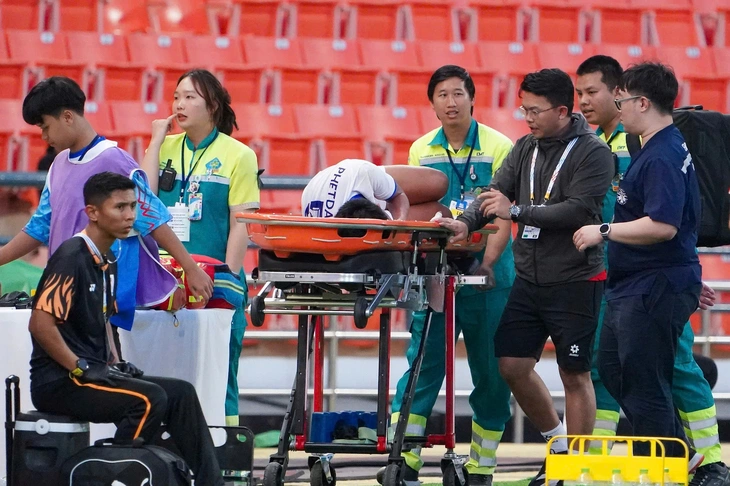 U22 Việt Nam thăm, tặng quà cầu thủ U22 Lào bị gãy chân trong trận gặp Malaysia - Ảnh 3.