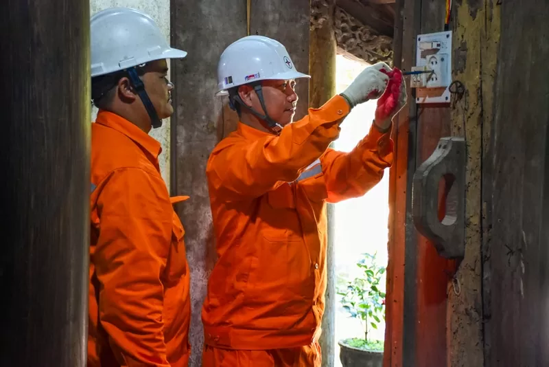 បុគ្គលិក EVNHANOI ធ្វើការត្រួតពិនិត្យឧបករណ៍អគ្គិសនី Cán bộ công nhân viên EVNHANOI thực hiện kiểm tra thiết bị điện