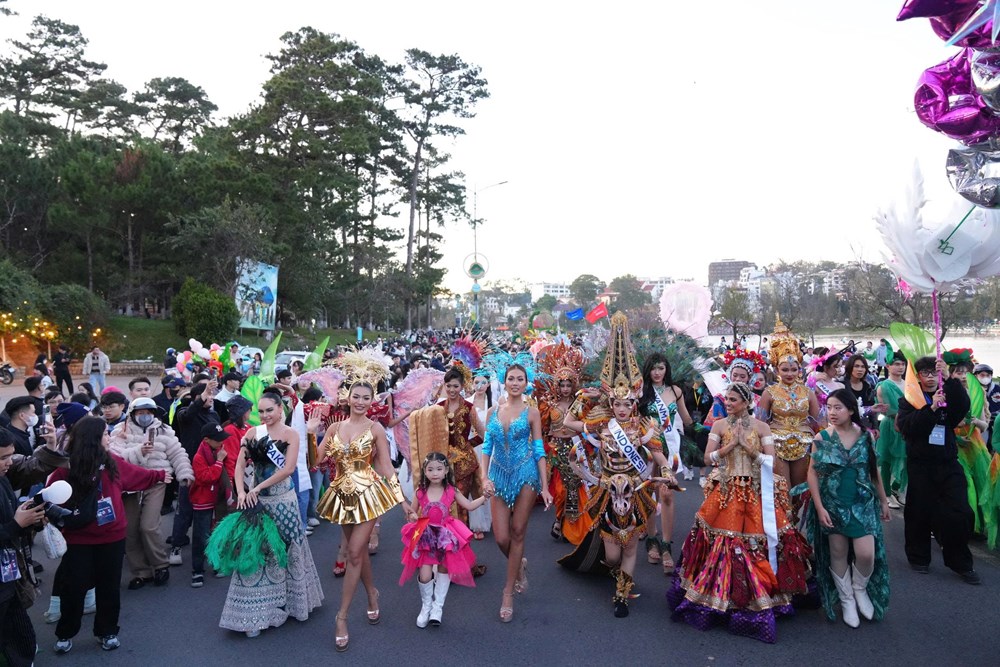 De straten van Da Lat zijn kleurrijk voor het Internationale Theefestival van 2025 - foto 1