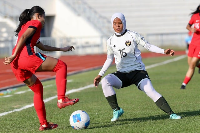 Indonésie zvítězila v napínavém obratu proti Singapuru: Kdo bude soupeřem vietnamského ženského týmu v semifinále? - Foto 1. Indonesia thắng ngược nghẹt thở Singapore: Lộ diện đối thủ của đội tuyển nữ Việt Nam ở bán kết?- Ảnh 1.