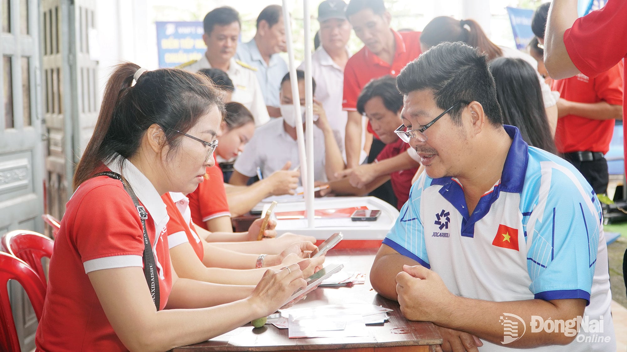 צוות Viettel תומך בתושבי רובע טאן טאן 2, רובע דונג שואי, בביצוע הליכים אדמיניסטרטיביים בסביבה האלקטרונית. צילום: מין צ'י