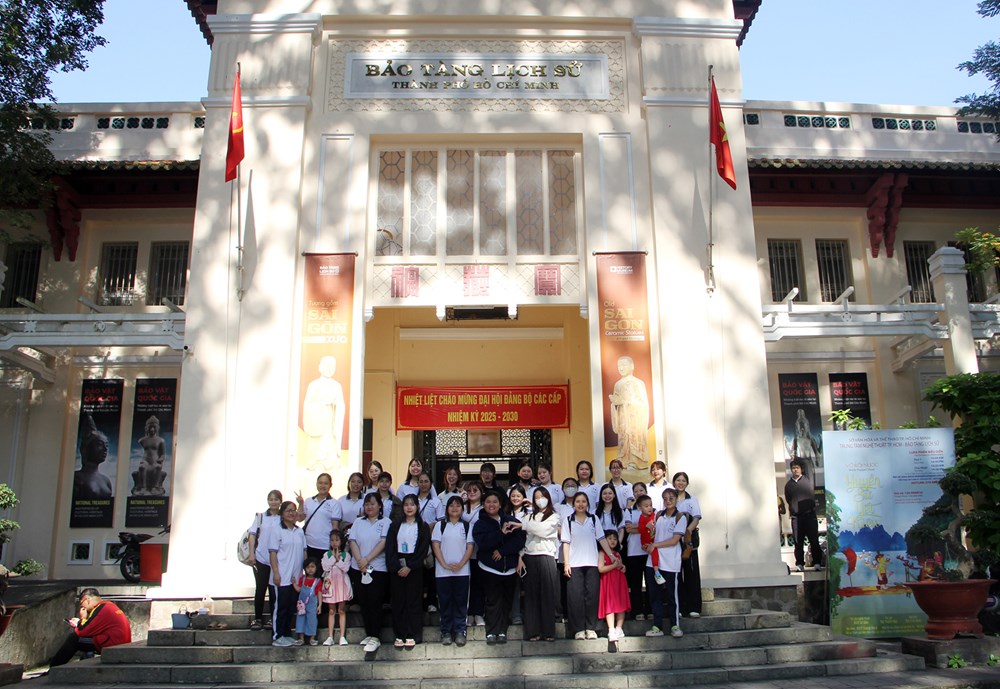 Orașul Ho Și Min: La sfârșitul anului, oamenii se adună la relicve și muzee - foto 2