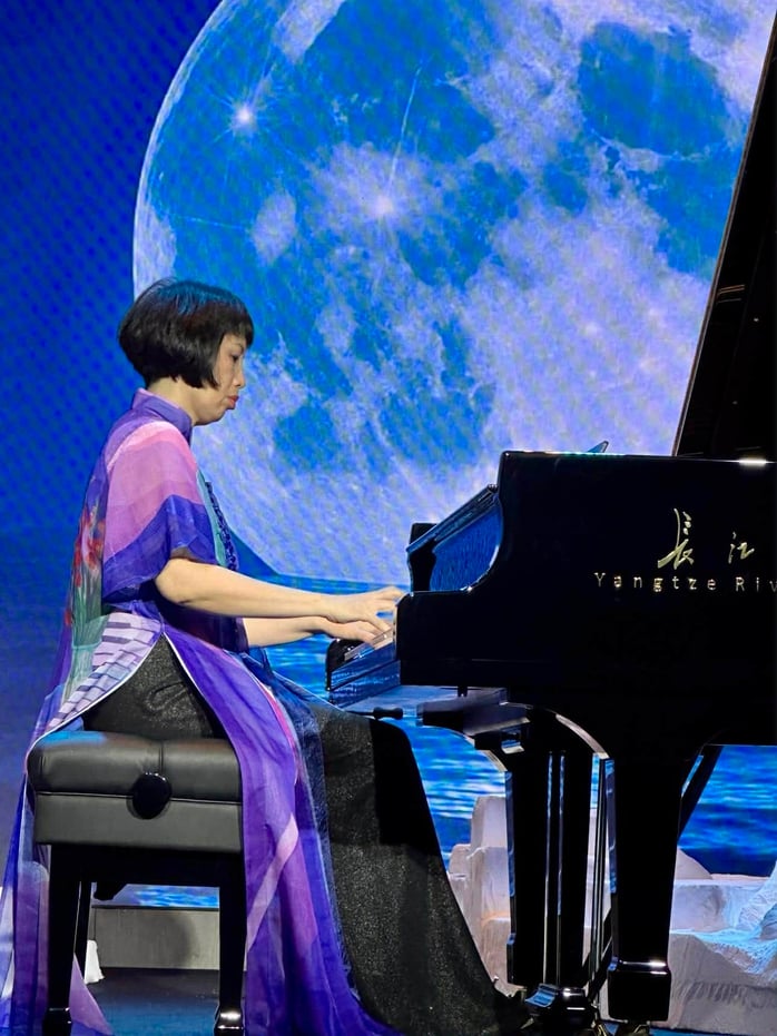 Künstlerin Bich Tra bringt Liebe in die Musiknacht „Lichtstrahlen einer neuen Sonne“ - Foto 1.