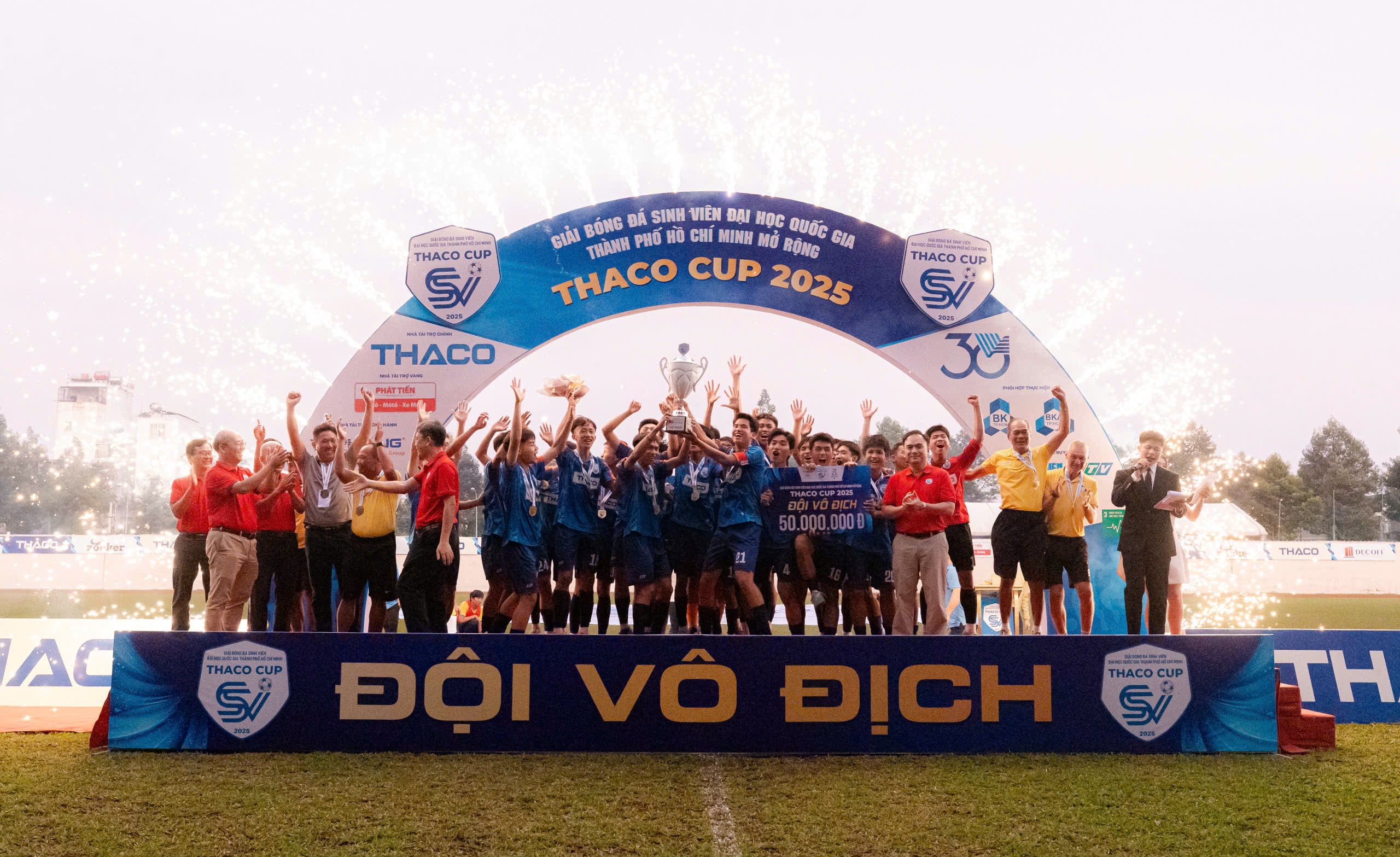 Chiến thắng nghẹt thở, Trường ĐH Bách khoa lần thứ 2 vô địch THACO CUP- Ảnh 9.