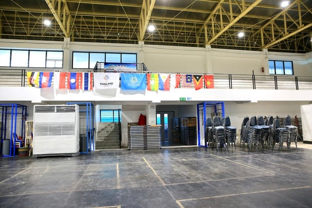 Ngổn ngang nhà thi đấu Cử tạ và Teqball trước giờ khởi tranh SEA Games 33- Ảnh 3.
