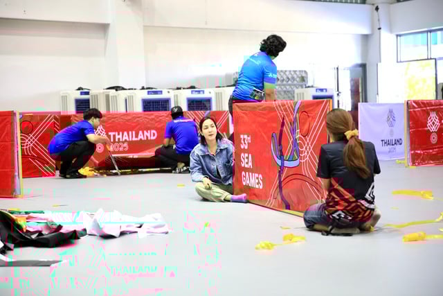 Ngổn ngang nhà thi đấu Cử tạ và Teqball trước giờ khởi tranh SEA Games 33- Ảnh 6.