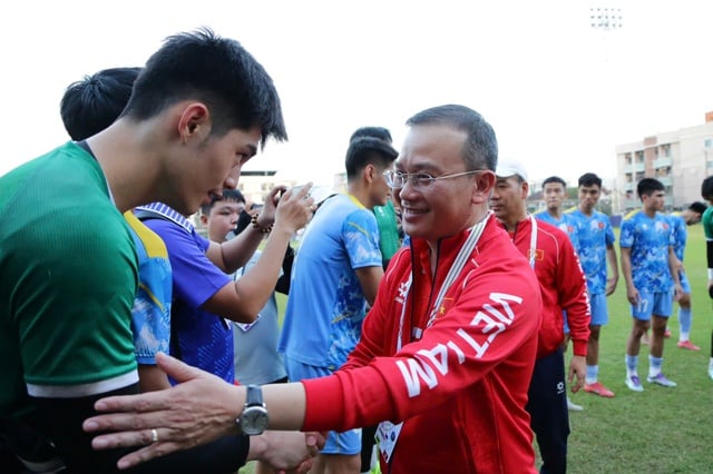 Trưởng đoàn Nguyễn Hồng Minh chúc U.23 Việt Nam thắng và thắng đẹp, đội trưởng Văn Khang đáp lễ- Ảnh 1.