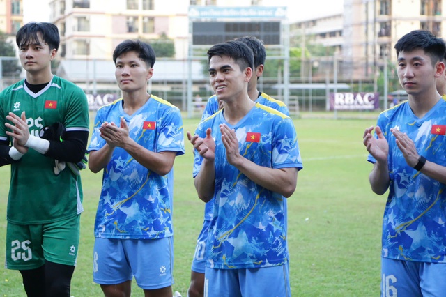 Trưởng đoàn Nguyễn Hồng Minh chúc U.23 Việt Nam thắng và thắng đẹp, đội trưởng Văn Khang đáp lễ- Ảnh 2.
