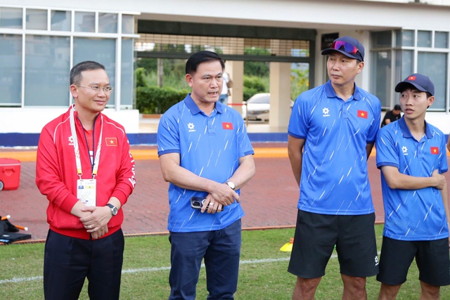 Trưởng đoàn Nguyễn Hồng Minh chúc U.23 Việt Nam thắng và thắng đẹp, đội trưởng Văn Khang đáp lễ- Ảnh 3.