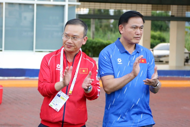 Trưởng đoàn Nguyễn Hồng Minh chúc U.23 Việt Nam thắng và thắng đẹp, đội trưởng Văn Khang đáp lễ- Ảnh 4.