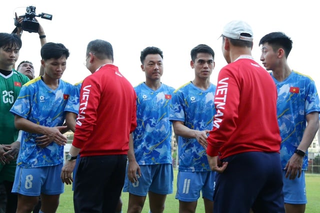 Trưởng đoàn Nguyễn Hồng Minh chúc U.23 Việt Nam thắng và thắng đẹp, đội trưởng Văn Khang đáp lễ- Ảnh 6.