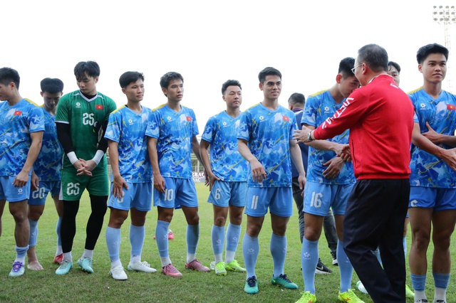 Trưởng đoàn Nguyễn Hồng Minh chúc U.23 Việt Nam thắng và thắng đẹp, đội trưởng Văn Khang đáp lễ- Ảnh 7.