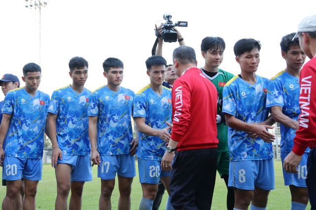 Trưởng đoàn Nguyễn Hồng Minh chúc U.23 Việt Nam thắng và thắng đẹp, đội trưởng Văn Khang đáp lễ- Ảnh 8.