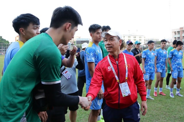 Trưởng đoàn Nguyễn Hồng Minh chúc U.23 Việt Nam thắng và thắng đẹp, đội trưởng Văn Khang đáp lễ- Ảnh 9.