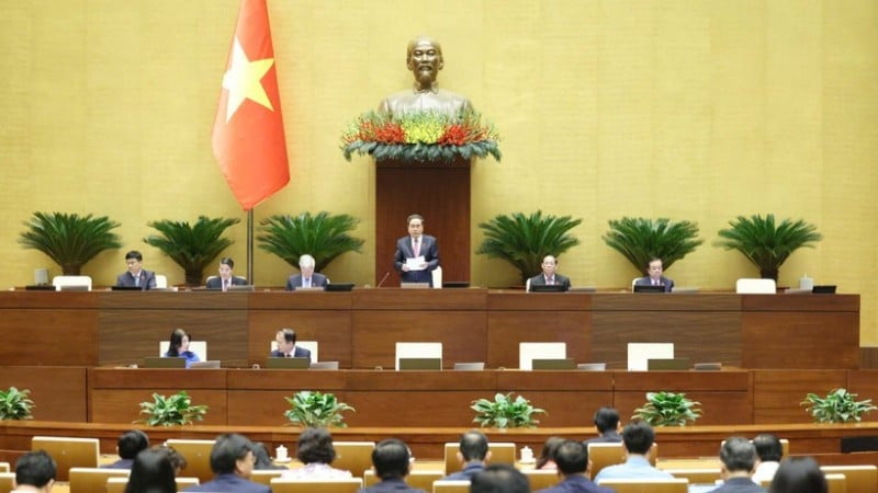 Nasjonalforsamlingens leder Tran Thanh Man ledet møtet om morgenen 4. desember. (Foto: DUY LINH)