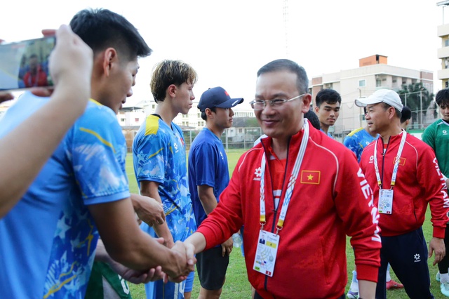 Trưởng đoàn Nguyễn Hồng Minh chúc U.23 Việt Nam thắng và thắng đẹp, đội trưởng Văn Khang đáp lễ- Ảnh 10.