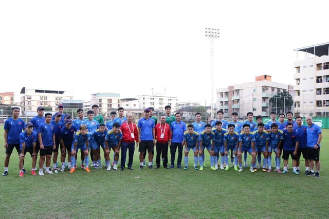 Trưởng đoàn Nguyễn Hồng Minh chúc U.23 Việt Nam thắng và thắng đẹp, đội trưởng Văn Khang đáp lễ- Ảnh 11.