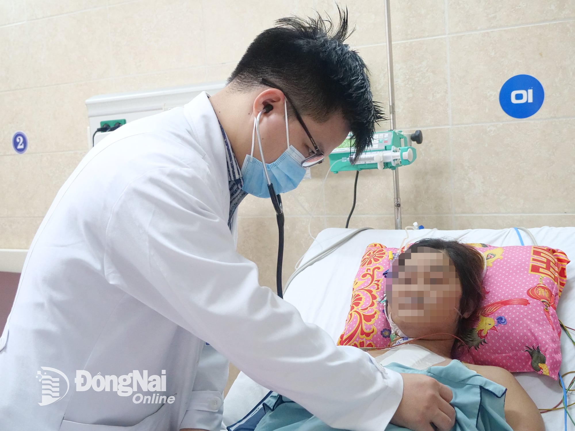 डोंग नाई जनरल अस्पताल में एक मरीज़ की हृदय शल्य चिकित्सा हुई और उसे स्वास्थ्य बीमा कोष से बड़ी राशि प्राप्त हुई। चित्र: हान डुंग