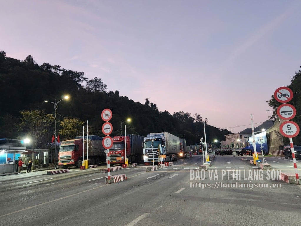 Os veículos de importação e exportação passam pela alfândega através da via especializada para o transporte de mercadorias na área dos marcos 1119 a 1120 da Porta Fronteiriça Internacional de Huu Nghi.