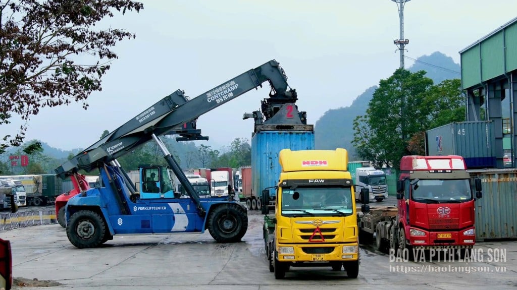 Carga e descarga de mercadorias de importação e exportação no estacionamento da Xuan Cuong Friendship Joint Stock Company.