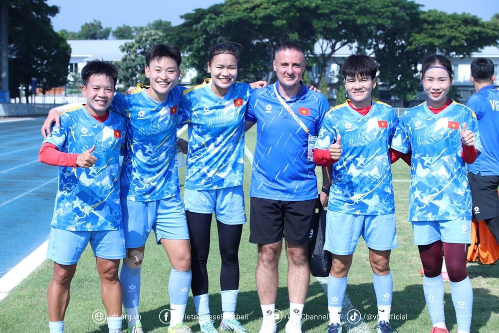 مدافعة منتخب فيتنام للسيدات تظهر عزمًا عاليًا قبل المباراة مع الفلبين - صورة 1