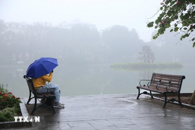 Hoan Kiem Gölü bölgesinde sabahın erken saatlerinden itibaren sis. (Fotoğraf: Nguyen Hoa/VNA)