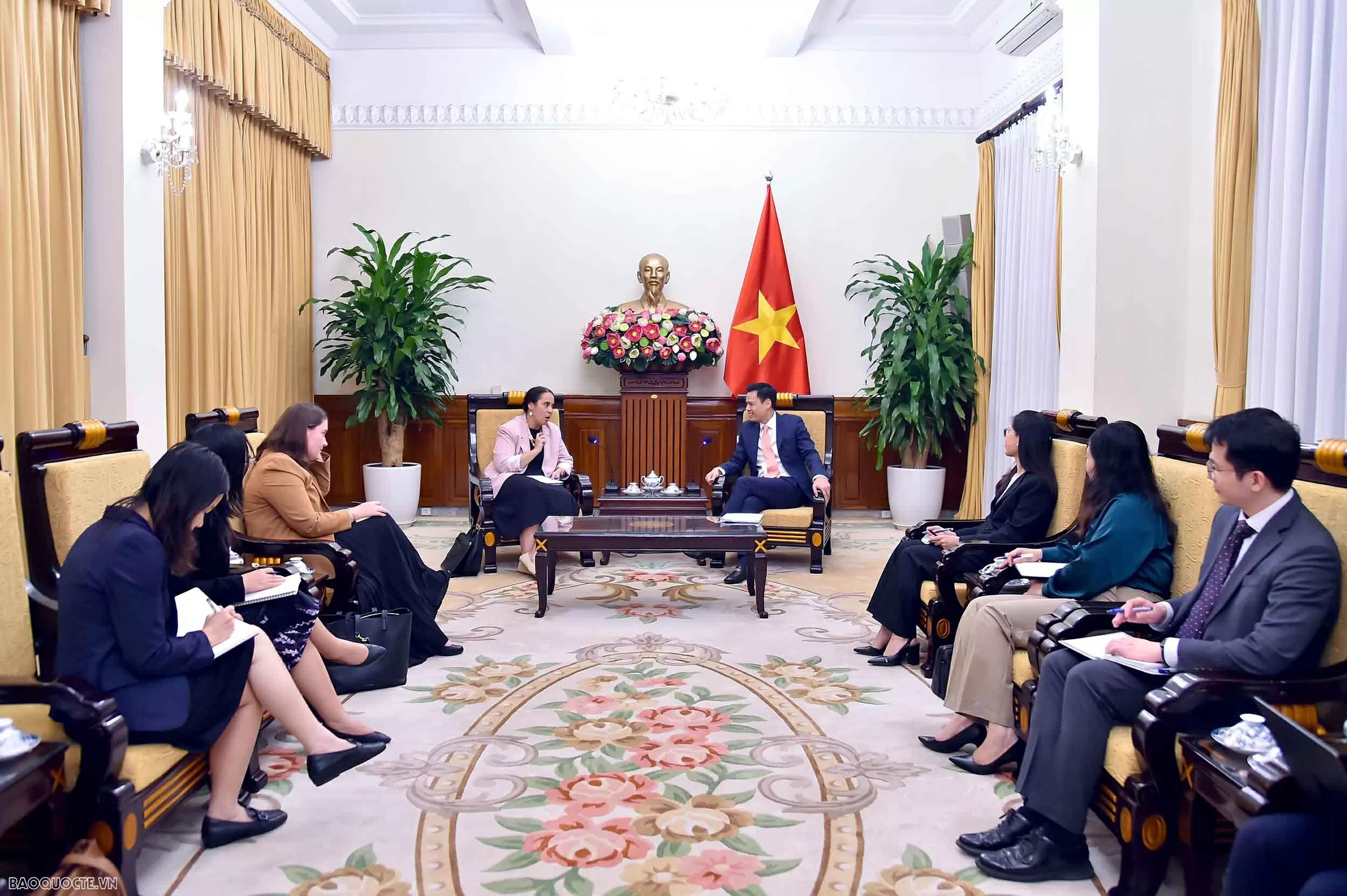 Заместитель министра Данг Хоанг Жанг встретился с главным советником Министерства иностранных дел и торговли Новой Зеландии. Thứ trưởng Đặng Hoàng Giang tiếp Cố vấn hàng đầu Bộ Ngoại giao và Thương mại New Zealand