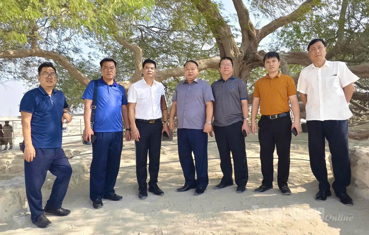 คณะผู้แทนได้เยี่ยมชมแหล่งมรดกศักดิ์สิทธิ์แห่งต้นไม้แห่งชีวิต ซึ่งเป็นสถานที่ศักดิ์สิทธิ์แห่งหนึ่งของประเทศบาห์เรน