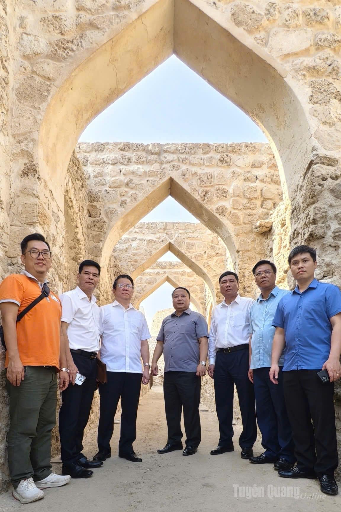 ประธานคณะกรรมการประชาชนจังหวัด Phan Huy Ngoc และคณะได้เยี่ยมชมและสำรวจการท่องเที่ยวที่ป้อมปราการ Qal'at al-Bahrain ซึ่งได้รับการรับรองจาก UNESCO ให้เป็นแหล่งมรดกโลก