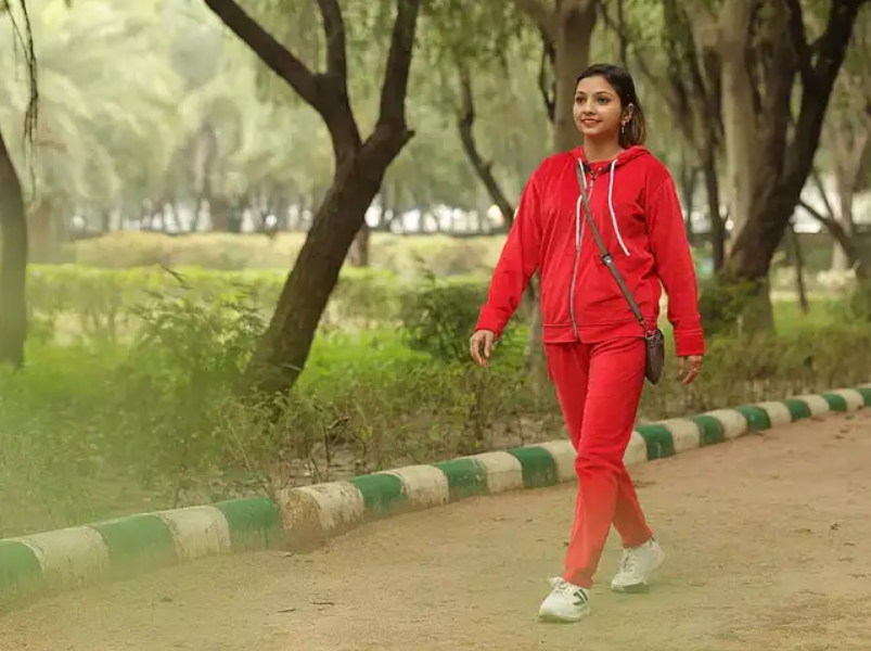 Đi bộ dài buổi sáng hay đi bộ ngắn cả ngày: Cách nào kiểm soát đường huyết tốt hơn?- Ảnh 1.