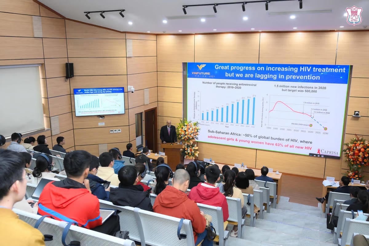 Prof. Salim S. Abdool Karim, ganador del Premio Especial VinFuture 2021, entregado en la Universidad Médica de Hanói. Foto: C. Tuyen.