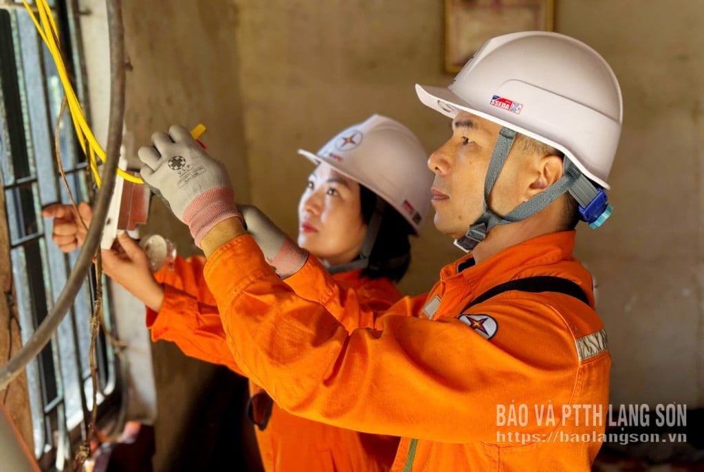 Το προσωπικό της Περιφερειακής Ομάδας Διαχείρισης Ηλεκτρικής Ενέργειας Huu Lung επισκευάζει και αντικαθιστά μη ασφαλές ηλεκτρικό εξοπλισμό για φτωχά νοικοκυριά στην κοινότητα Yen Binh.