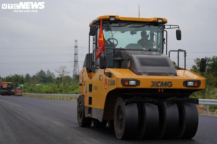 2.100'den fazla işçi ve 1.150 iş makinesi, Ca Mau - Can Tho otoyolunun 110 kilometreden fazla uzunluğunu tamamlamak için gece gündüz çalışarak