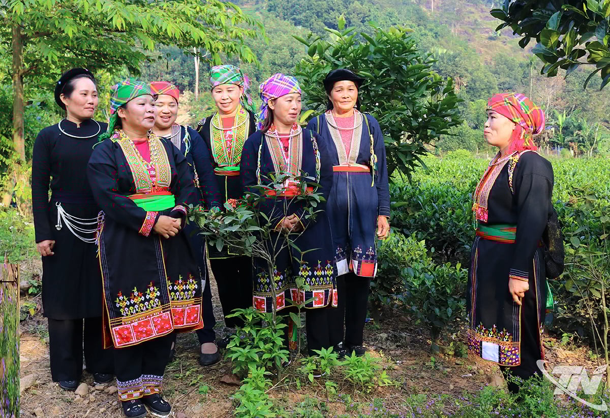 Para wanita di dusun Khuon Tat, kecamatan Phu Dinh berbagi pengalaman mereka dalam membesarkan anak-anak yang sehat dan mengajari mereka menjadi anak yang baik.