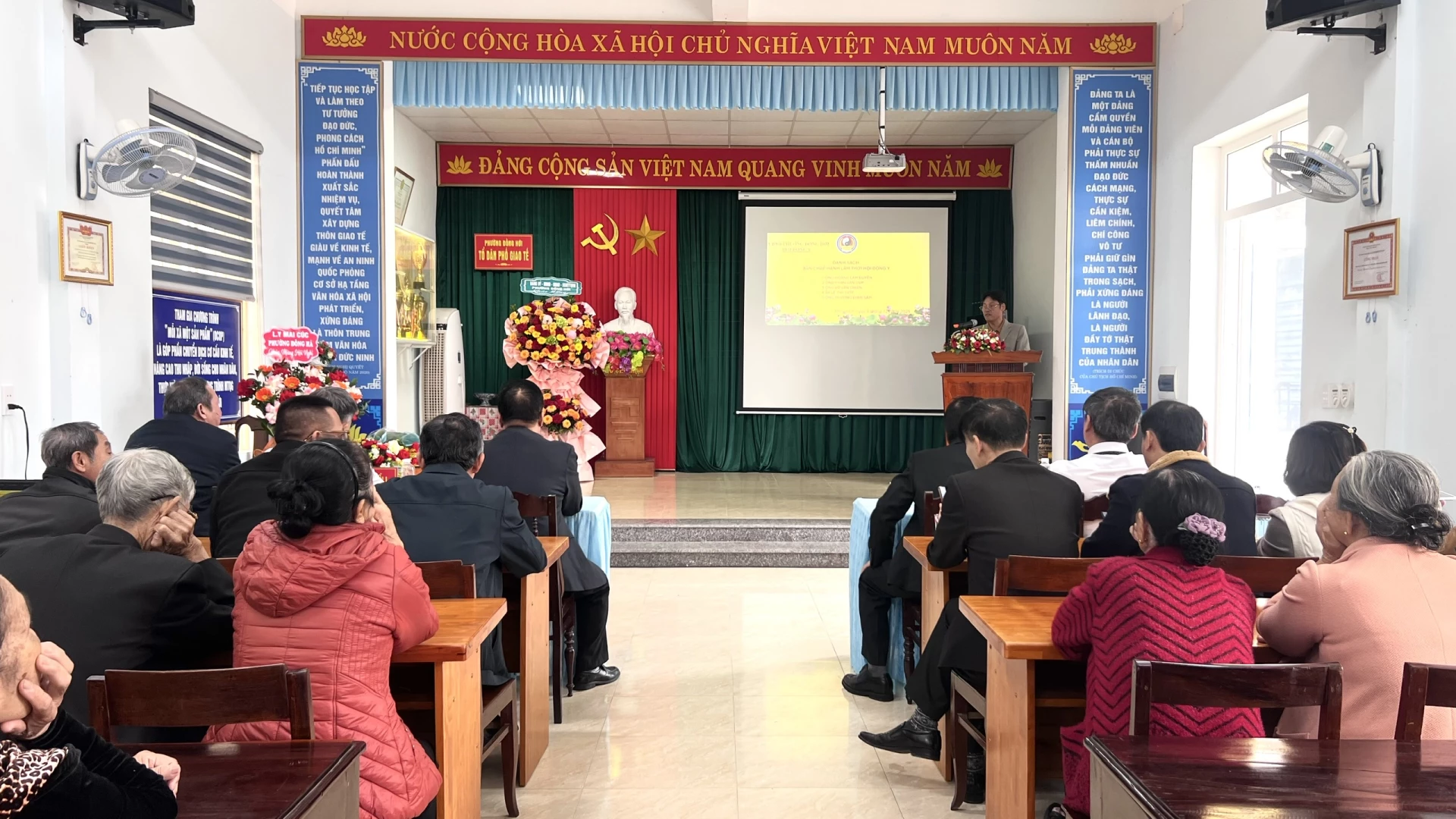 Scène van de lanceringsceremonie - Foto: H.T.