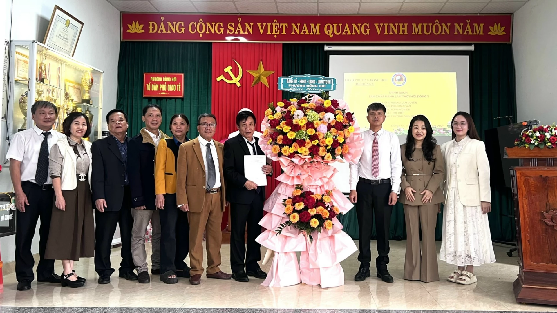 Vertegenwoordiger van het Dong Hoi Ward People's Committee overhandigde bloemen ter felicitatie aan de Dong Hoi Ward Oriental Medicine Association - Foto: H.T.