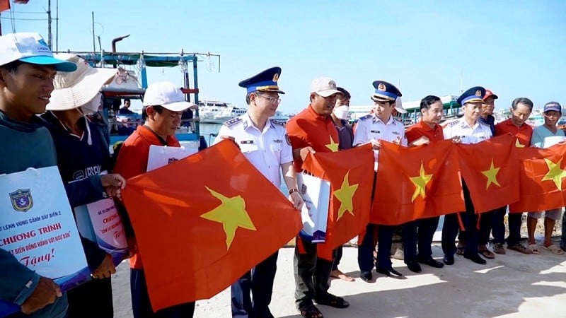 Kustbevakningsregion 2 kombinerade lagspridning och gåvogivning till fiskare. (Foto: Kustbevakningsregion 2)