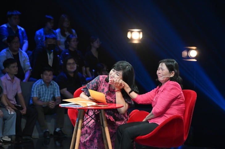 Ha Anh Tuan dedicó las ganancias de la película Radiant Horizon a Como si no hubiera habido separación - Foto 2. Hà Anh Tuấn - Ảnh 2.