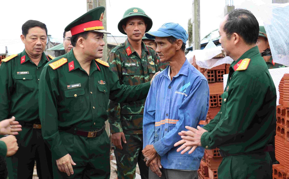 Líderes da Região Militar 5 visitaram o Sr. Le Van Muoi, cuja casa foi danificada por desastres naturais. Foto: CV.
