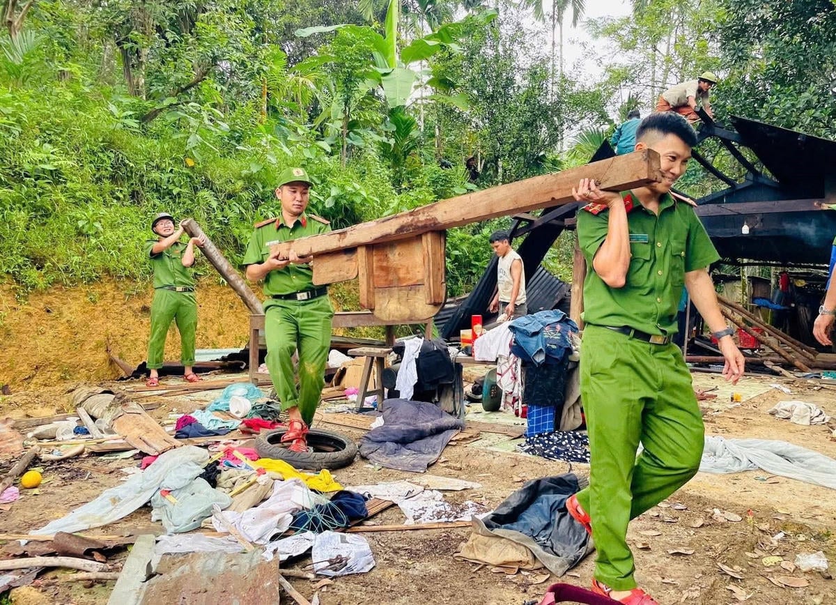 Agentes da polícia de Da Nang ajudam moradores a reconstruir suas casas após a enchente. Foto: Chi Dai.