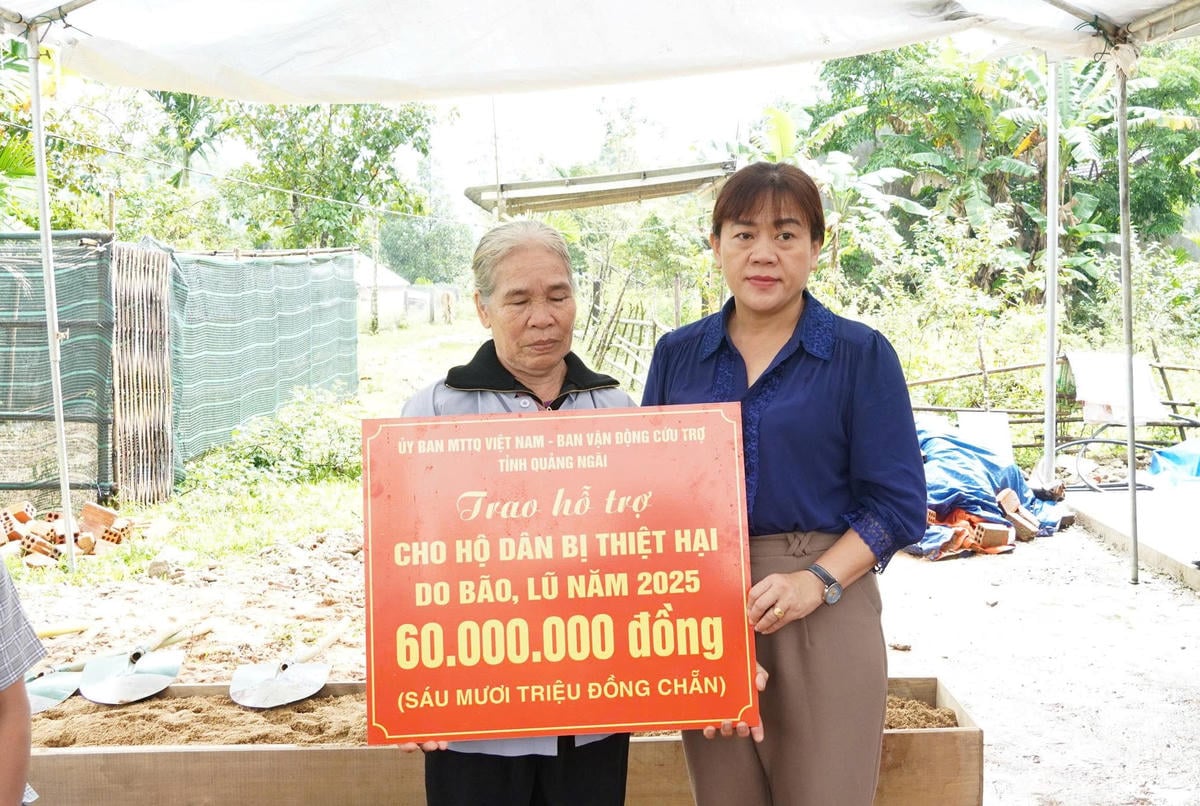 Líderes do Comitê da Frente da Pátria do Vietnã da província de Quang Ngai destinaram 60 milhões de VND à família da Sra. Ho Thi Huong. Foto: Chi Dai.