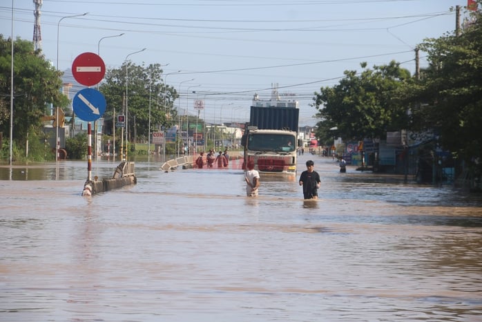 Quốc lộ 1 qua Lâm Đồng tiếp tục ngập sâu, giao thông nhiều nơi tê liệt - Ảnh 2.