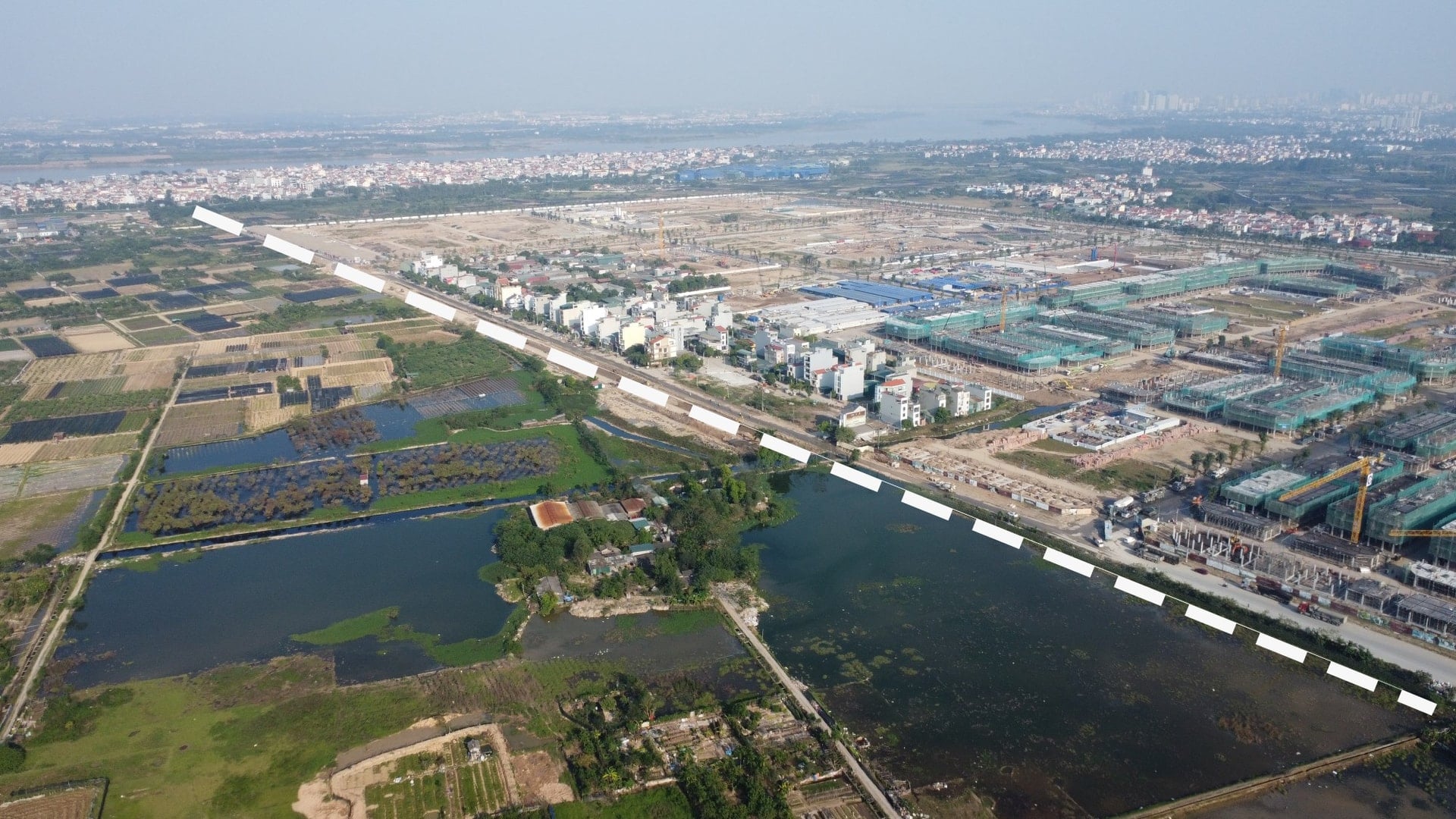 グリーン シティ都市エリア (Vinhomes Dan Phuong) 付近の建設中の道路エリアのパノラマ ビュー。