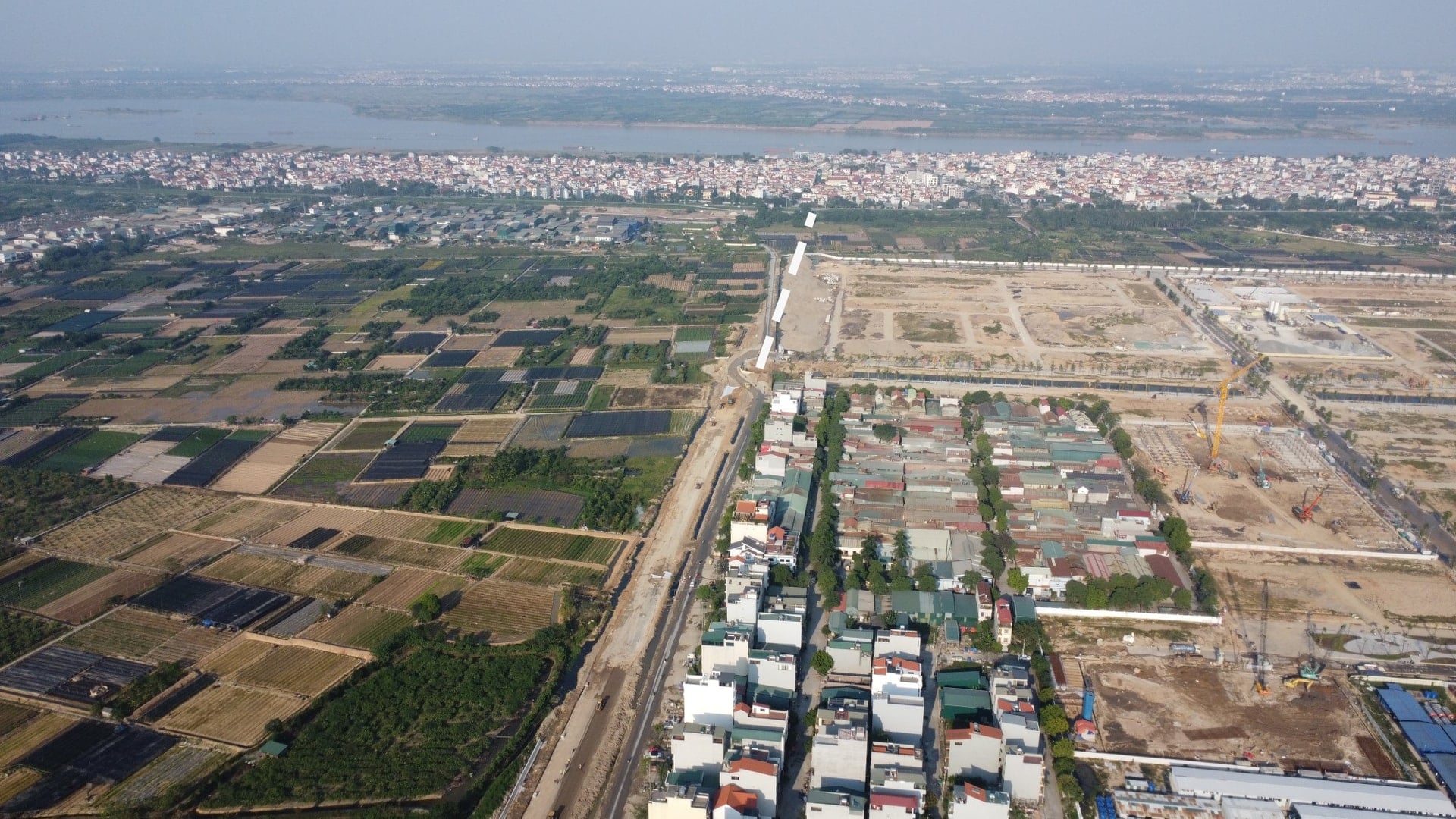 計画されている道路軸の終点は、レッド川の堤防に接続されます。