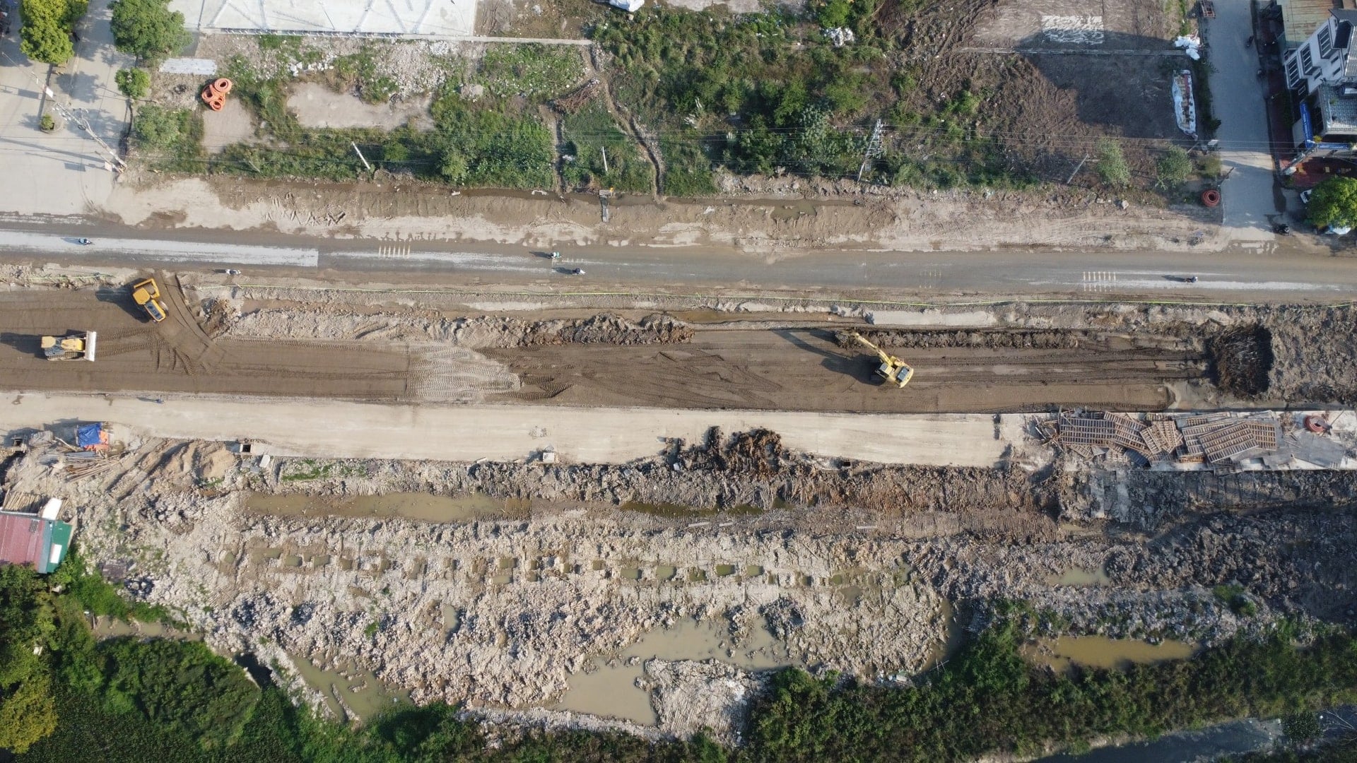 工事現場は幅約40mの整地工事が行われている。