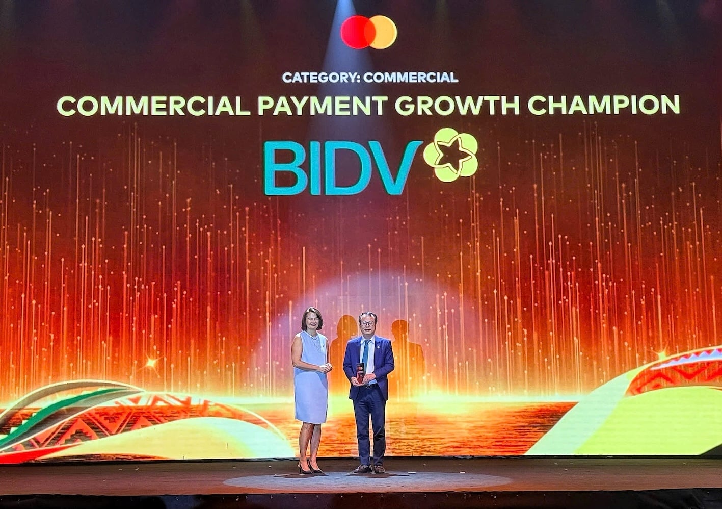 BIDV khẳng định những bước tiến mạnh mẽ trong thúc đẩy thanh toán số bằng cú đúp giải thưởng từ Mastercard. Ảnh: BIDV.