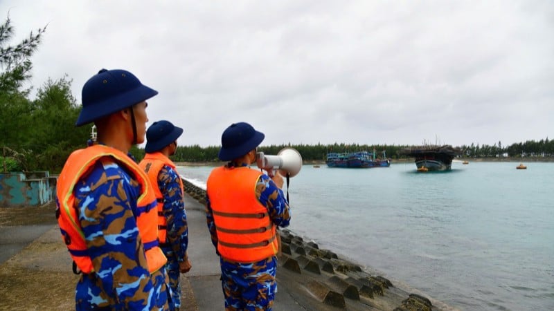 Officerare och soldater på Da Tay A-ön råder fiskare att gå in i hamnen för att söka skydd mot lågtrycket.