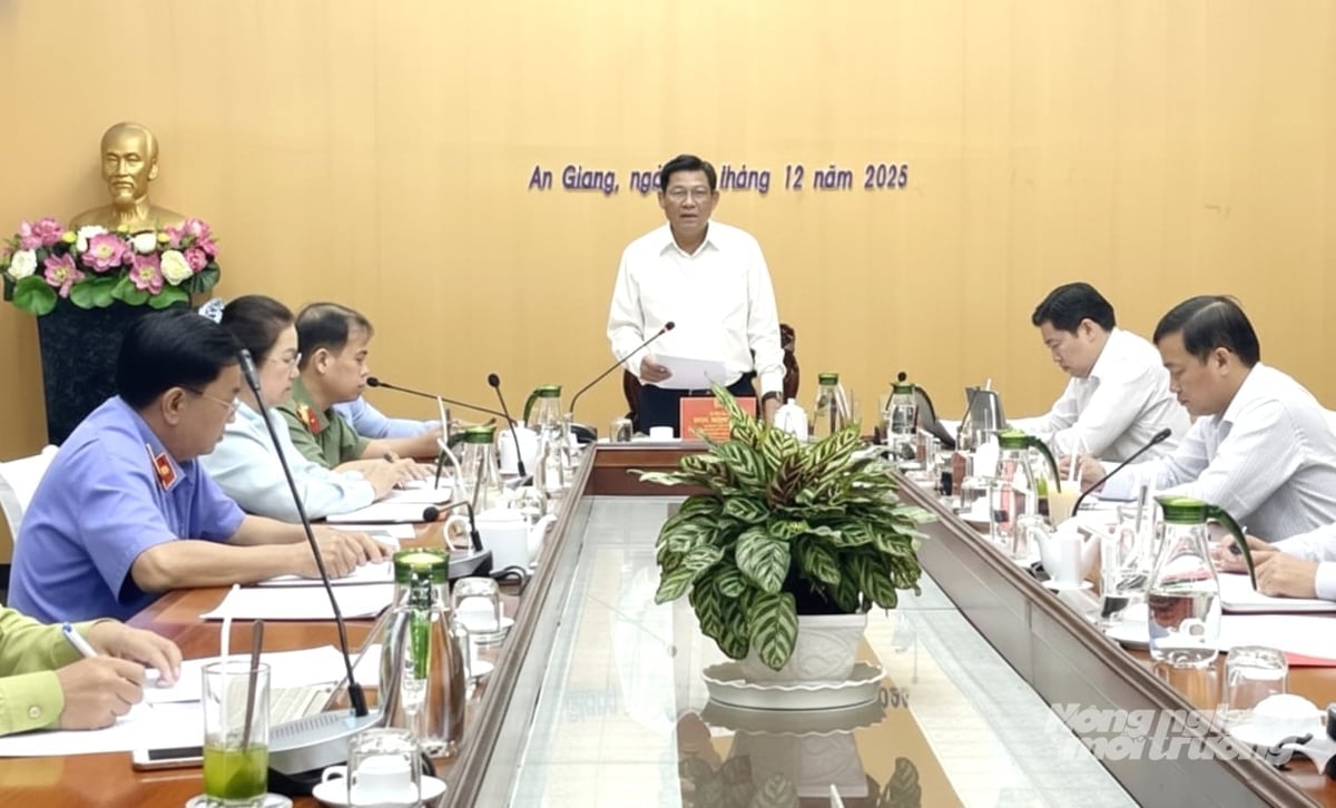 アンザン省人民委員会のゴ・コン・トゥック副委員長は、特別作業部会の再編後、同部会のメンバーと会合を開いた。写真:チュン・チャン Ông Ngô Công Thức, Phó Chủ tịch UBND tỉnh An Giang họp thành viên Tổ công tác đặc biệt sau khi được kiện toàn. Ảnh: Trung Chánh.