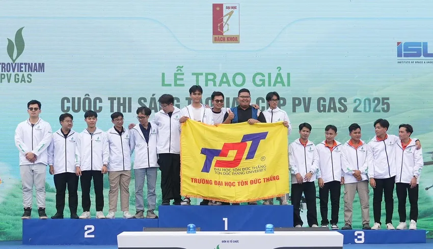 Команда Університету Тон Дик перемагає в конкурсі інновацій БПЛА 2025 року.JPG