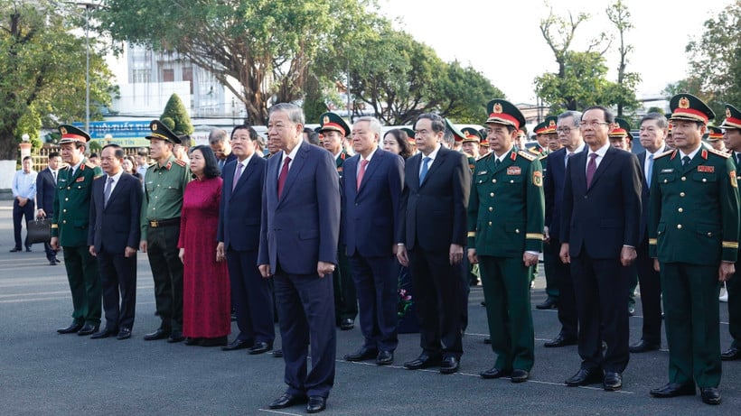 เลขาธิการใหญ่โต ลัม และคณะ ร่วมถวายดอกไม้และธูป ณ อนุสาวรีย์ชัยสมรภูมิ (ภาพ: Thong Nhat/VNA)